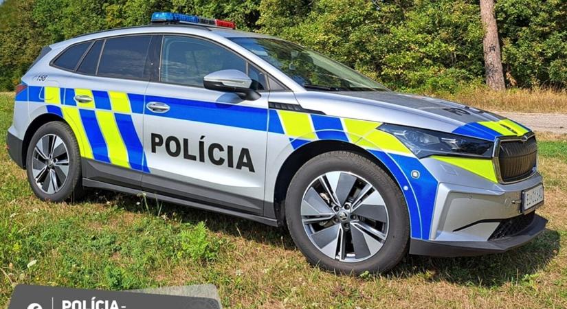 Holtan találtak egy férfit egy társasház előtti járdán