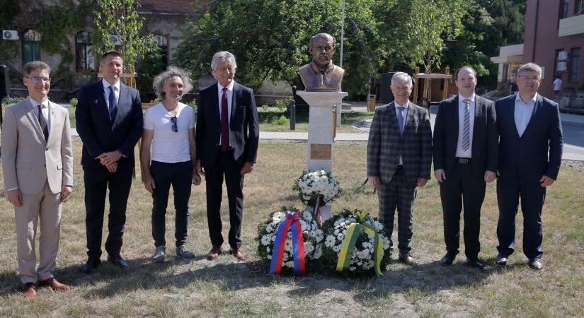 Szobrot kapott az anyák megmentője a kórház parkjában (galéria)