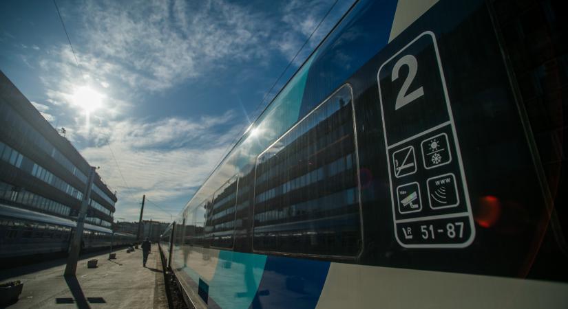 Idős nő fejére zuhant a lámpa a vonaton, kórházban kötött ki