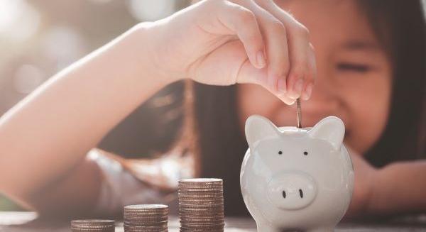 Játékoktól az első saját fizetésig – így segíthetik a szülők a gyerekeik pénzügyi tudatosságra nevelését