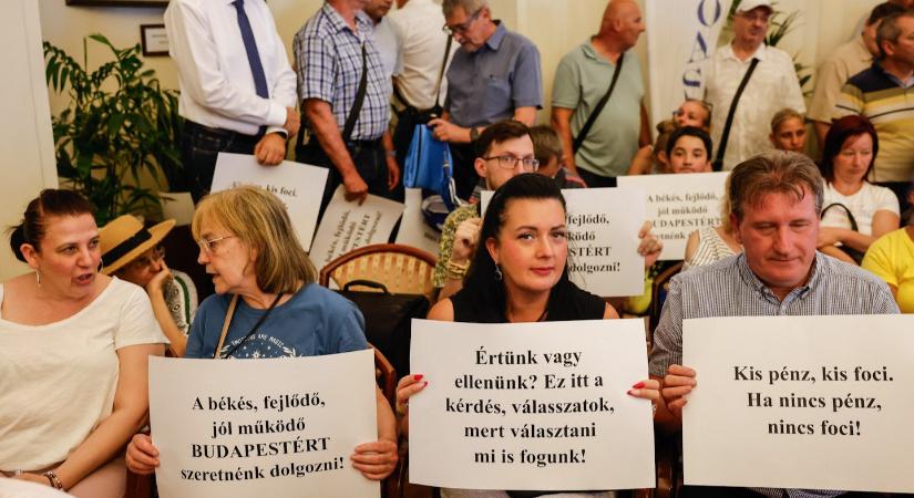 „Azt várjuk, hogy legyen bérünk” – gyülekeznek a fővárosi dolgozók a Városházán, hogy nyomást gyakoroljanak