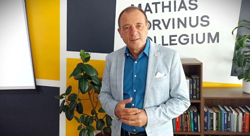 „Mikrofonnal írok, értelmezd ki!” Most lesz igazán baj a szövegértéssel, figyelmeztet a nyelvész professzor