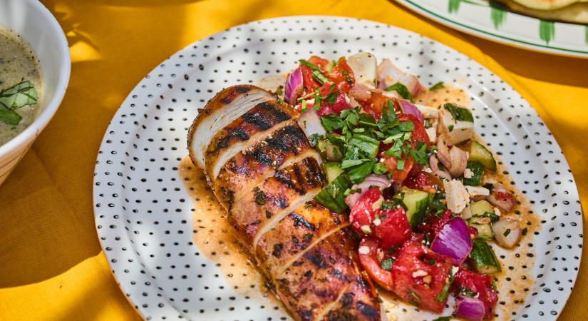 Barna vajas, grillezett, kakukkfüves csirkemell görögdinnyés görög salátával