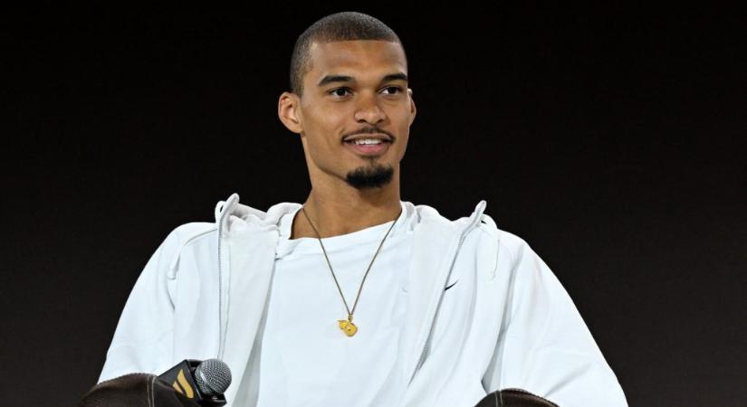 Ronaldo-pózba vágta magát, majd óriási szabadrúgásgólt vert a 221 centis NBA-sztár