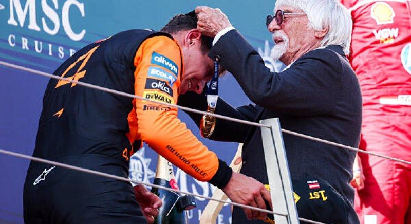 Hihetetlen: Ecclestone először adott át díjat F1-es dobogón