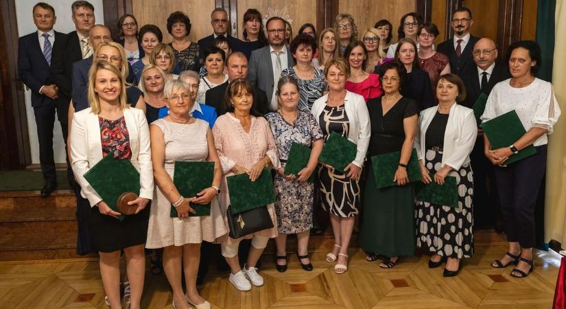 Harminc dolgozó kapott elismerést Debrecenben - fotókkal