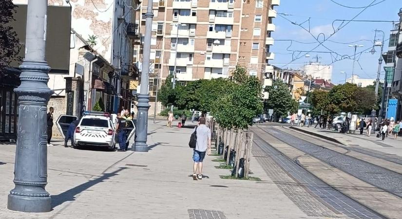 Körözték azt a fiatalembert, akit a rendőrség a délutáni csúcs közepén bilincselt meg a Centrumnál (videó!)