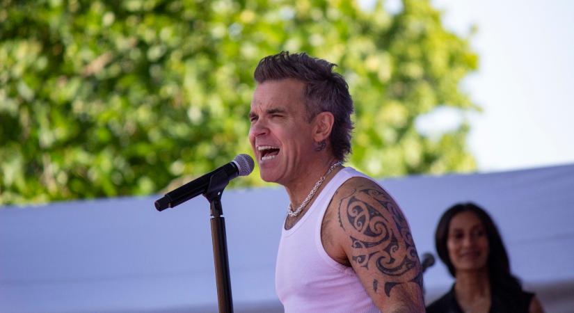 Tiltja a piát a színfalak mögött az egykor alkoholista Robbie Williams
