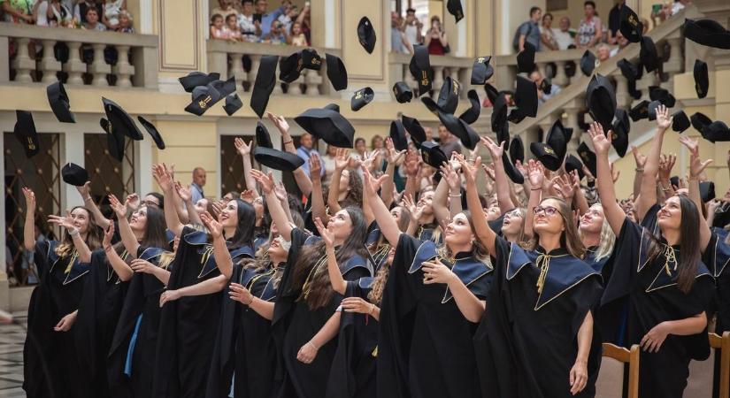 A Gyermeknevelési és Gyógypedagógiai Kar végzősei is átvehették a diplomájukat - fotókkal