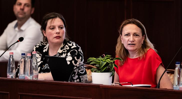 „Miért asszisztálnak ehhez? Félelemből vagy érdekből?”
