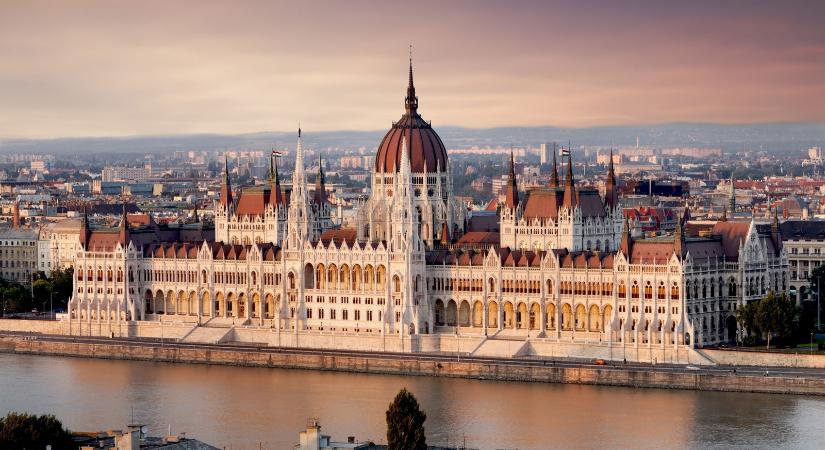 Női ruhában jelent meg a magyar politikus, ez még a Pride előtt történt