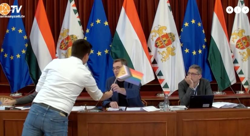 “Szégyelljék magukat!” Pride-zászlókat osztottak a fideszes képviselők, Karácsony kifakadt