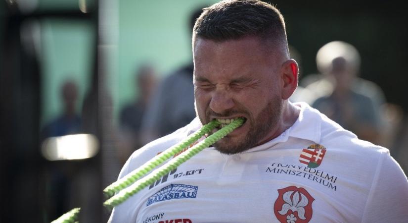 Újabb Guinness-rekordot döntött Sinka Zsolt, fogával húzott el egy 45 tonnás monstrumot - videó