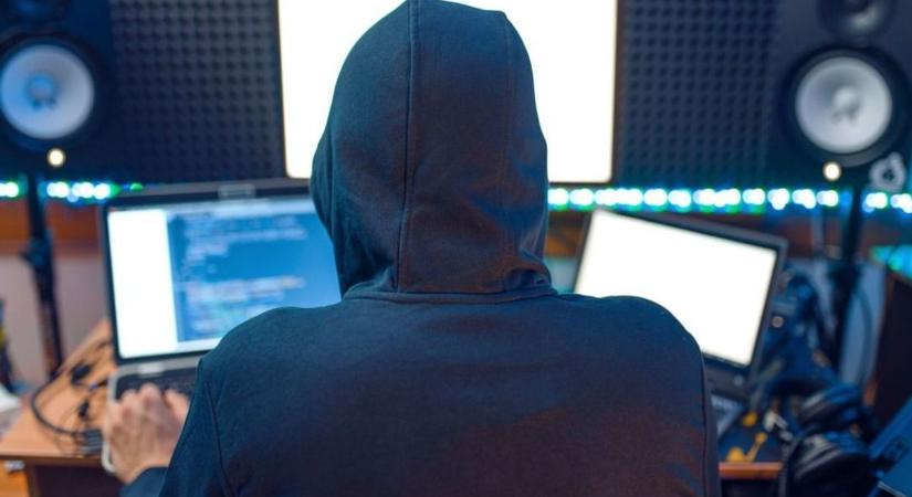 Gyerekek pornográf képeit gyűjtötte és terjesztette