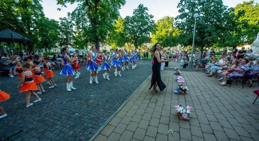 Fergeteges nyáresti varázslat a hevesi főtéren – fotókkal