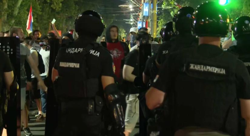 A túlzott rendőri erőszak miatt az Európai Bizottság vizsgálatot vár el a szerb hatóságoktól