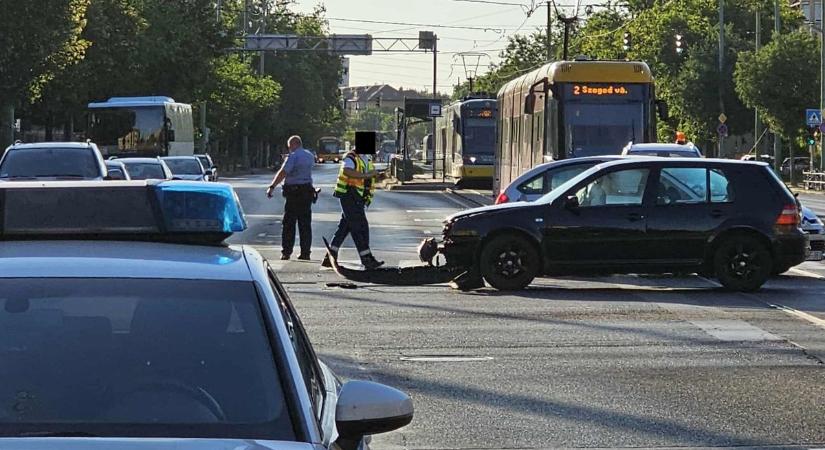 Nem vette figyelembe a piros lámpát: megbénult a közlekedés a belvárosban