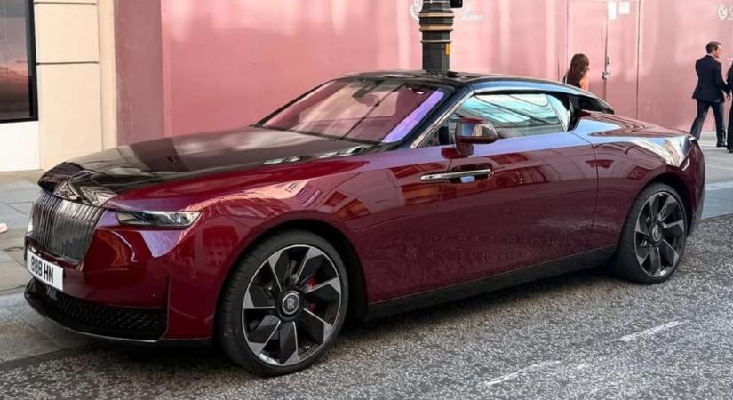 Még Londonban sem gyakori látvány egy kilencmilliárd forintos Rolls-Royce
