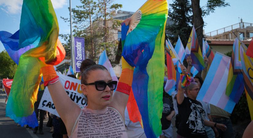 Több mint ötven embert vettek őrizetbe Isztambulban, akik a betiltott Pride-on próbáltak részt venni