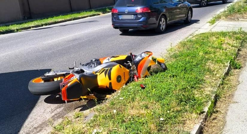 Megpróbált elmenekülni a rendőrök elől egy motoros, balesetet szenvedett