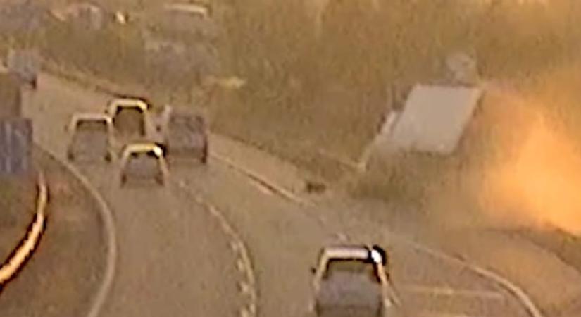 Nem vette be a kanyart, egyenesen a szalagkorlátnak rohant egy kamion az M1-esen – videó