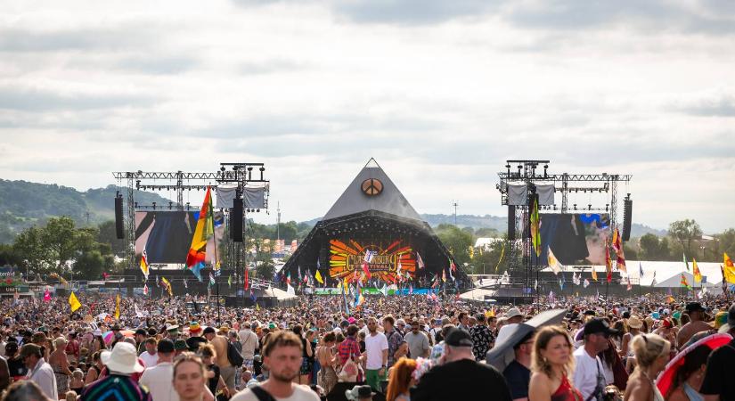 Glastonbury 2025: merész szettekben fesztiváloztak a világsztárok