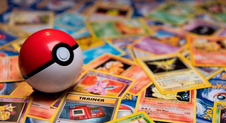 Épp egy 67 lapos Pokémon kártya gyűjteményt árulnak az eBayen 3 milliárd forintért