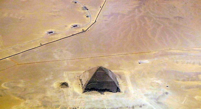 Az űrből készült fotón rendkívüli dolog jelent meg az egyiptomi piramisok mellett
