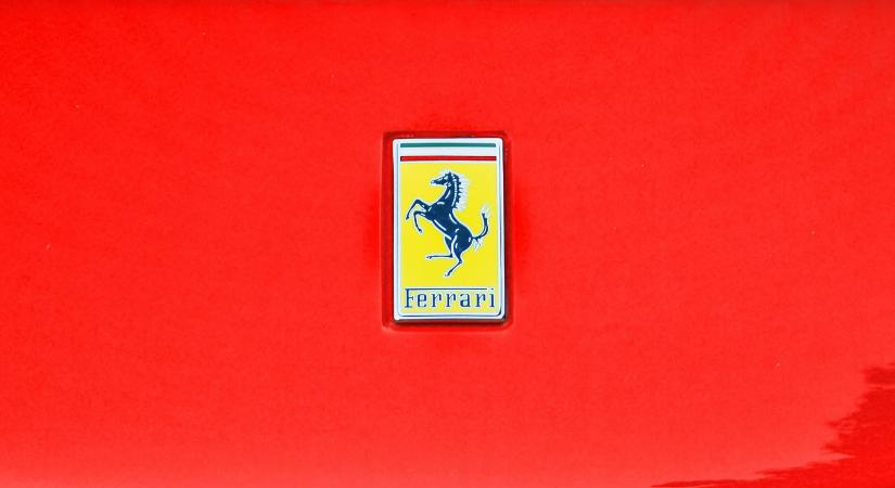 Elhalasztották a Ferrari új elektromos modell bemutatását, mert a vevőik még mindig a belső égésű modellekre tartanak igényt