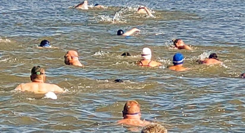A féltáv is betelt, minden rekordot megdöntve közel 13 ezer nevező a Balaton-átúszáson