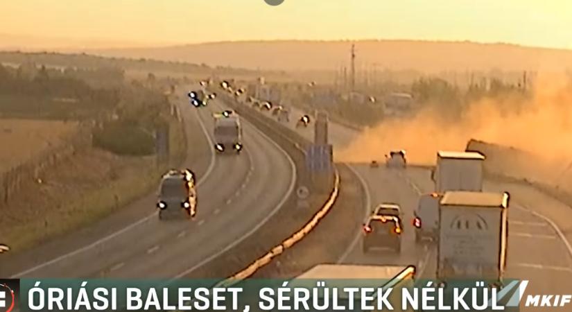 Hatalmas balesetet rögzítettek a kamerák az M1-esen
