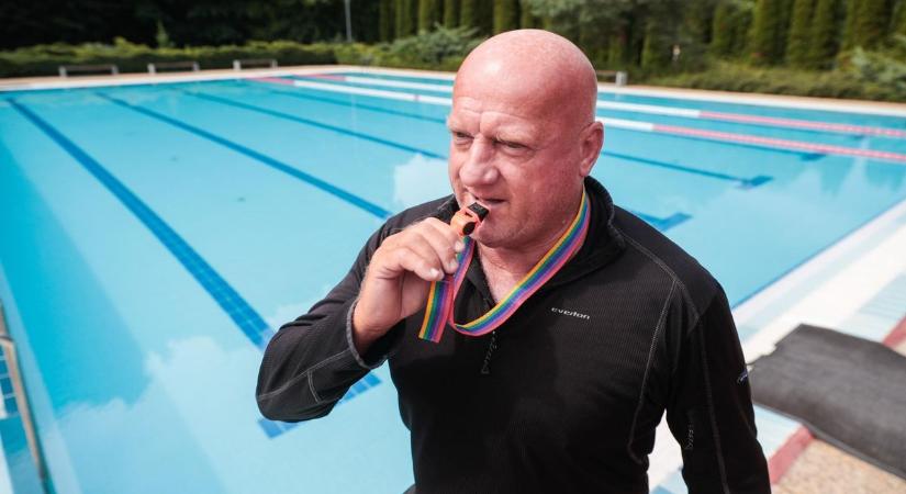 Strandetikett a gondtalan fürdőzésért – a vasvári fürdő úszómestere ilyenkor használja a sípját