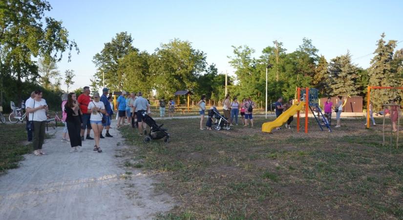 Ahol korábban szemét volt, most árnyékos sétány és játszótér vár