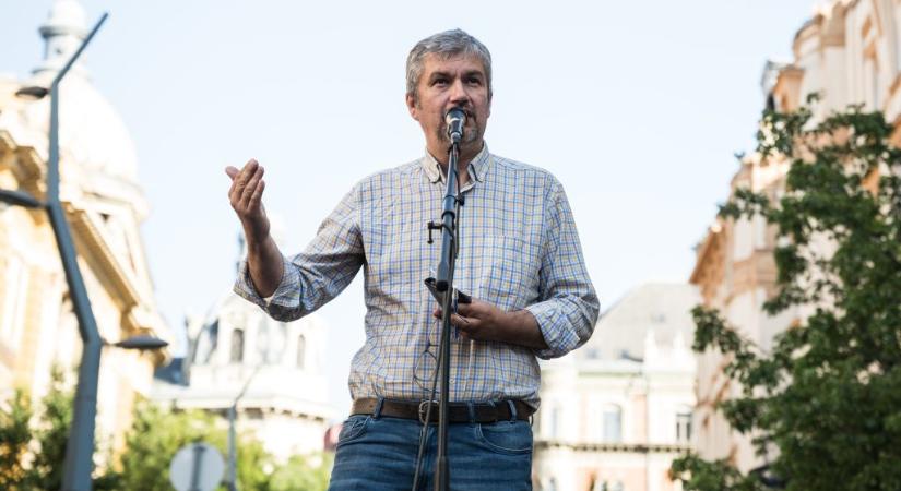 Hadházy most Matolcsy Ádám feleségének 3-5 milliós táskáiról és 800 ezres papucsáról posztolt