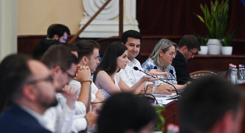 Fővárosi Közgyűlés – Színházi ügyvezetőkről, a közvilágítási cég BKM-be történő beolvadásáról is döntöttek a képviselők