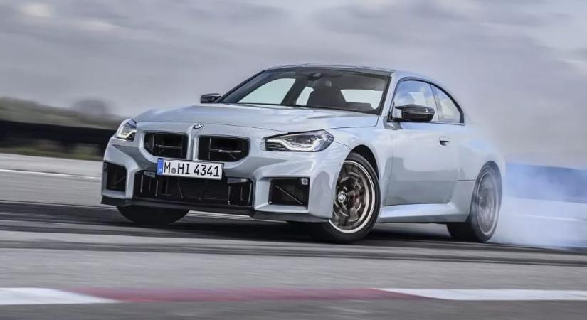 Úgy viszik a BMW méregdrága kis élményautóját, mint a cukrot