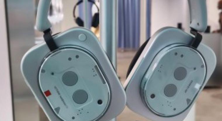 80 órás üzemidővel érkezik a Nothing Headphone 1