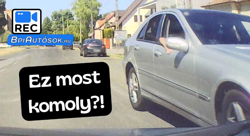 Ámokfutó mercis, hajmeresztő felvétel – kisgyerekkel a kocsiban úszták meg