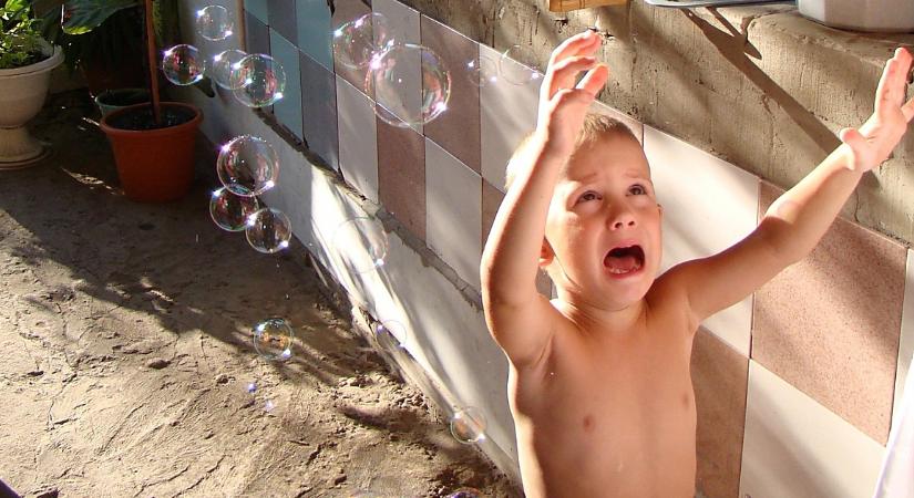 Forró kerámia főzőlapra ültette a kétéves kisfiút a debreceni férfi