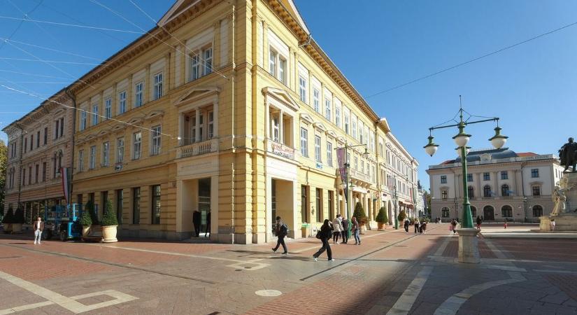 Rongálás történt, újabb betondísz dőlt ki a Klauzál téren