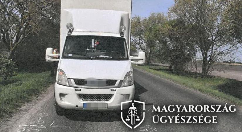 Össze-vissza rohangált az úttesten egy férfi, kicsin múlott a tragédia