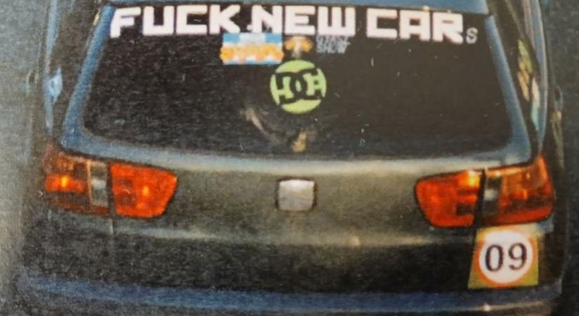 Egy „fuck new cars” matricás Seatot keres a rendőrség