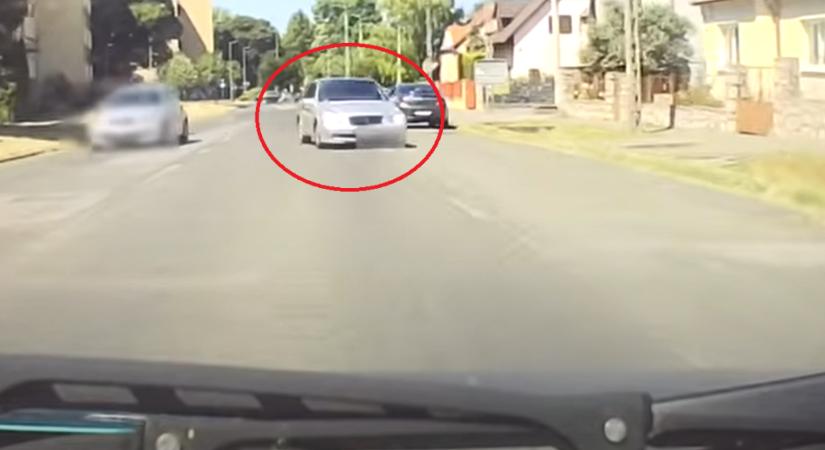 Szabálytalan előzés után kis híján frontálisan ütközött a Mercedes egy kétéves kislányt szállító autóval – Videó