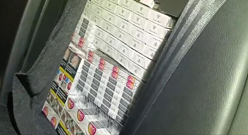 Lekapcsolták a bolgár sofőrt: még a lökhárító mögött is cigaretta lapult – videóval