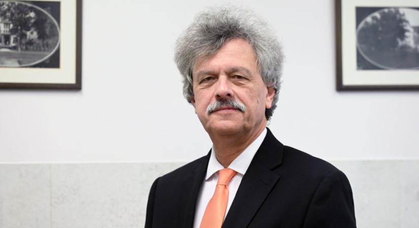 Elnökké választották a debreceni professzort
