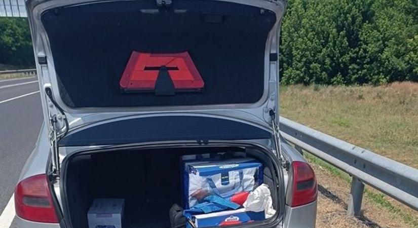 Akkorát fogott a NAV az M3-ason, hogy egy komplett főosztály nyugdíjba mehetne! Durva, mi volt az öreg Audiban! – fotókkal