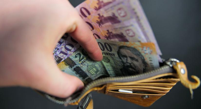 Az adóforintok lökték meg a kormányzati szektor egyenlegét