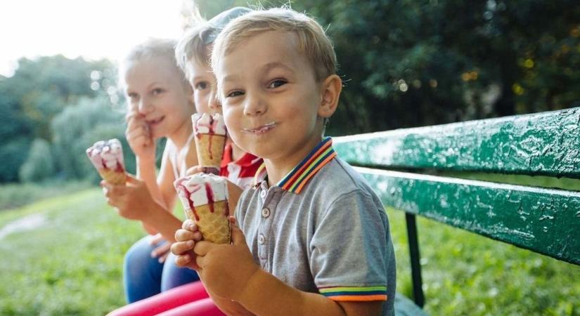Fagyiért kuncsorogtak a járókelőktől a gyerekek – de hol volt az anyjuk?
