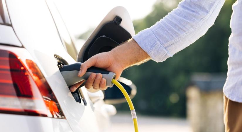 Több ezer magyar cég kapta már meg a támogatást elektromos autókra