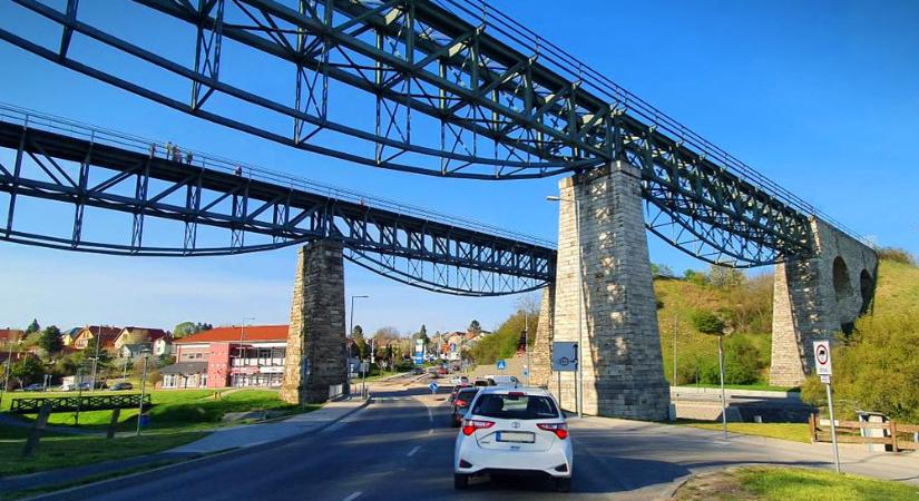 Dráma a biatorbágyi viadukton: le akart ugrani a hídról egy fiatal férfi, utolsó pillanatban mentette meg az életét a fiatal pár